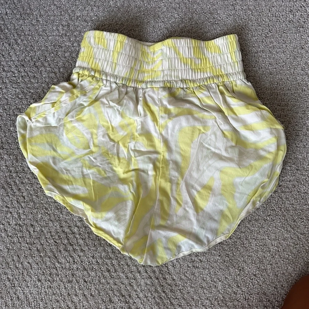 H&M Smocked Waist Printed Shorts – Yellow/White – Size XS - Picture 4 of 4